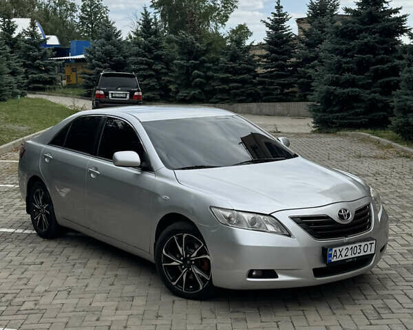 Серый Тойота Камри, объемом двигателя 3.5 л и пробегом 297 тыс. км за 7600 $, фото 1 на Automoto.ua