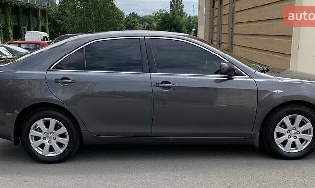 Серый Тойота Камри, объемом двигателя 0 л и пробегом 290 тыс. км за 11000 $, фото 1 на Automoto.ua