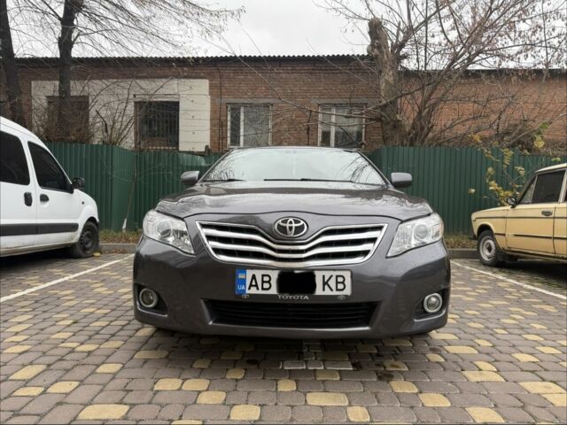 Сірий Тойота Камрі, об'ємом двигуна 2.4 л та пробігом 326 тис. км за 7500 $, фото 2 на Automoto.ua