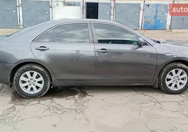 Серый Тойота Камри, объемом двигателя 2.4 л и пробегом 236 тыс. км за 8300 $, фото 5 на Automoto.ua