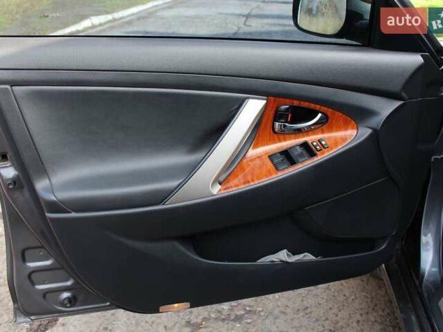 Серый Тойота Камри, объемом двигателя 2.36 л и пробегом 188 тыс. км за 10200 $, фото 10 на Automoto.ua