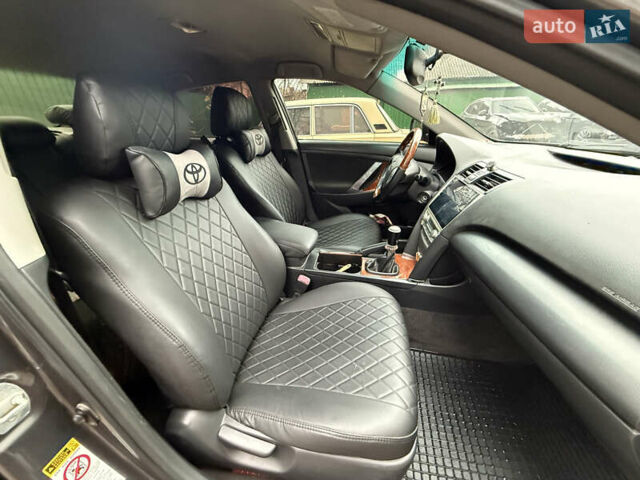 Сірий Тойота Камрі, об'ємом двигуна 2.4 л та пробігом 326 тис. км за 7500 $, фото 2 на Automoto.ua