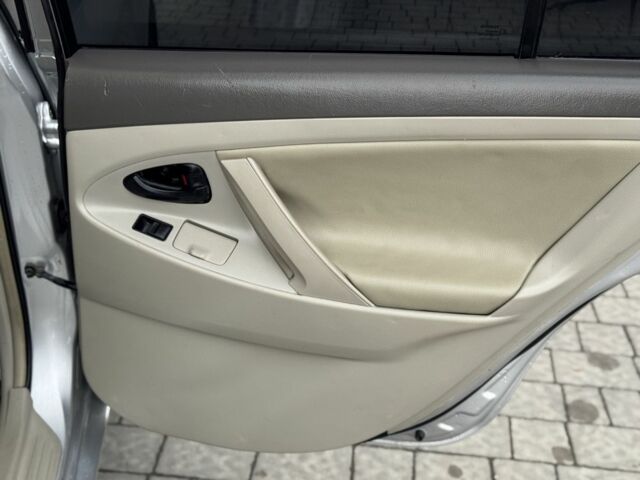 Серый Тойота Камри, объемом двигателя 2.4 л и пробегом 320 тыс. км за 5350 $, фото 11 на Automoto.ua