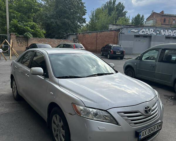 Сірий Тойота Камрі, об'ємом двигуна 2.4 л та пробігом 297 тис. км за 8500 $, фото 1 на Automoto.ua