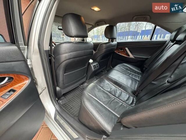 Серый Тойота Камри, объемом двигателя 3.5 л и пробегом 223 тыс. км за 8300 $, фото 24 на Automoto.ua