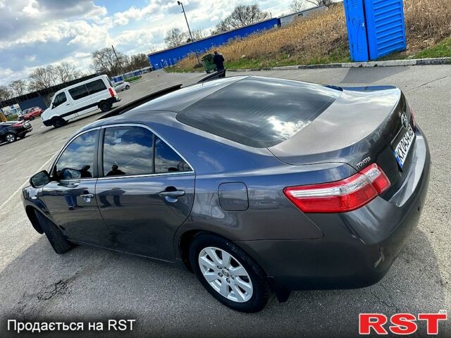 Серый Тойота Камри, объемом двигателя 2.4 л и пробегом 227 тыс. км за 9000 $, фото 1 на Automoto.ua