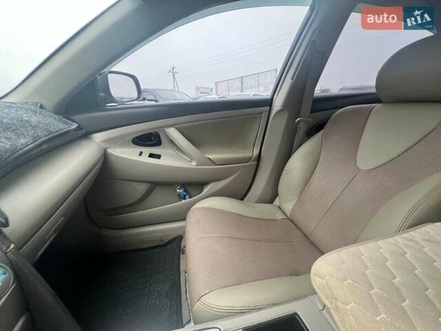 Серый Тойота Камри, объемом двигателя 2.4 л и пробегом 320 тыс. км за 5990 $, фото 20 на Automoto.ua
