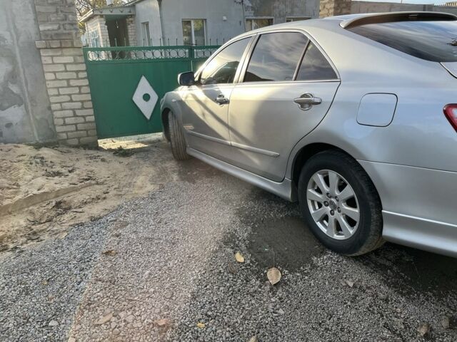 Серый Тойота Камри, объемом двигателя 2.4 л и пробегом 330 тыс. км за 8000 $, фото 3 на Automoto.ua