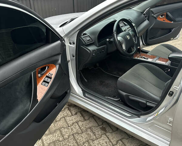 Серый Тойота Камри, объемом двигателя 2.4 л и пробегом 240 тыс. км за 7700 $, фото 12 на Automoto.ua