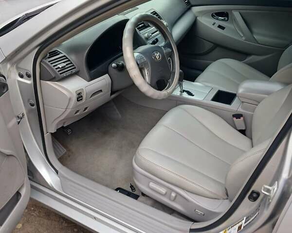 Серый Тойота Камри, объемом двигателя 2.4 л и пробегом 300 тыс. км за 8300 $, фото 16 на Automoto.ua