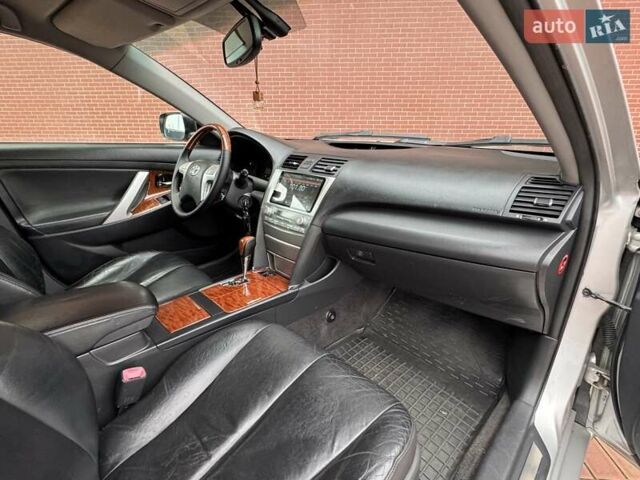 Серый Тойота Камри, объемом двигателя 3.5 л и пробегом 223 тыс. км за 8300 $, фото 27 на Automoto.ua