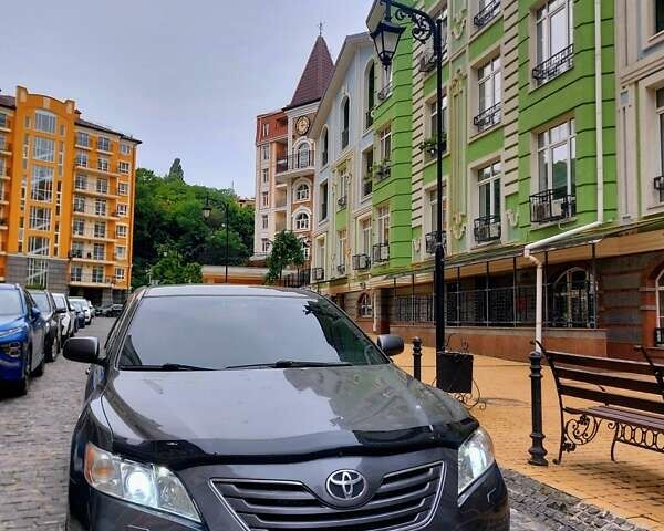 Серый Тойота Камри, объемом двигателя 3.5 л и пробегом 335 тыс. км за 10000 $, фото 1 на Automoto.ua