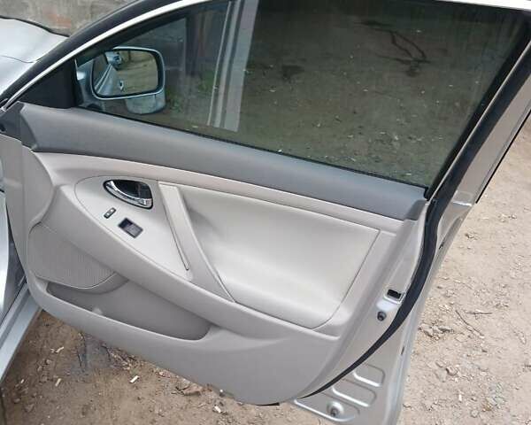 Серый Тойота Камри, объемом двигателя 2.4 л и пробегом 300 тыс. км за 8300 $, фото 13 на Automoto.ua