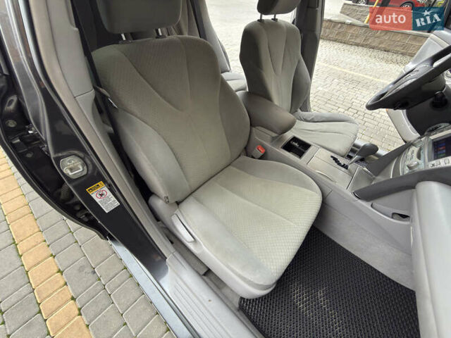 Сірий Тойота Камрі, об'ємом двигуна 2.4 л та пробігом 220 тис. км за 9100 $, фото 59 на Automoto.ua