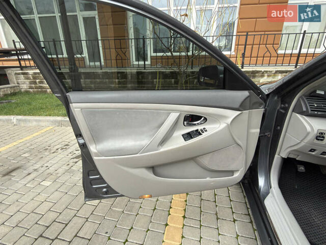 Сірий Тойота Камрі, об'ємом двигуна 2.4 л та пробігом 220 тис. км за 9100 $, фото 61 на Automoto.ua