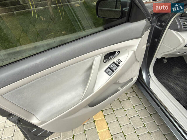 Сірий Тойота Камрі, об'ємом двигуна 2.4 л та пробігом 220 тис. км за 9100 $, фото 62 на Automoto.ua