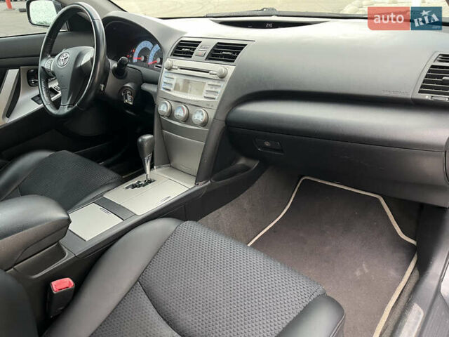 Серый Тойота Камри, объемом двигателя 2.49 л и пробегом 213 тыс. км за 8890 $, фото 6 на Automoto.ua