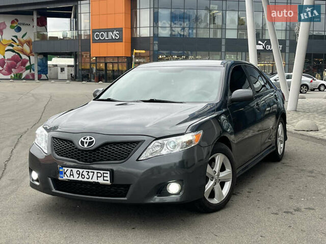 Серый Тойота Камри, объемом двигателя 2.49 л и пробегом 213 тыс. км за 8890 $, фото 2 на Automoto.ua