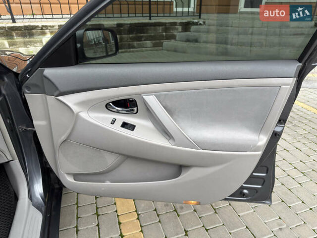 Сірий Тойота Камрі, об'ємом двигуна 2.4 л та пробігом 220 тис. км за 9100 $, фото 56 на Automoto.ua