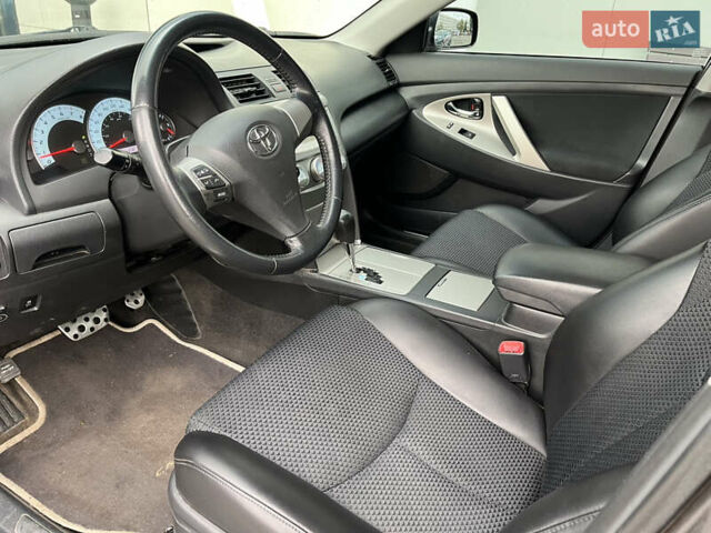 Серый Тойота Камри, объемом двигателя 2.49 л и пробегом 213 тыс. км за 8890 $, фото 11 на Automoto.ua