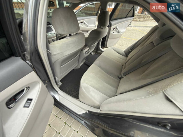 Сірий Тойота Камрі, об'ємом двигуна 2.4 л та пробігом 220 тис. км за 9100 $, фото 46 на Automoto.ua
