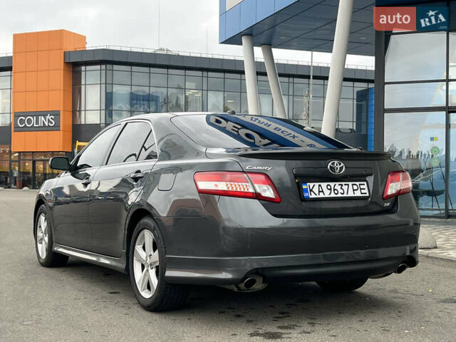 Серый Тойота Камри, объемом двигателя 2.49 л и пробегом 213 тыс. км за 8890 $, фото 4 на Automoto.ua