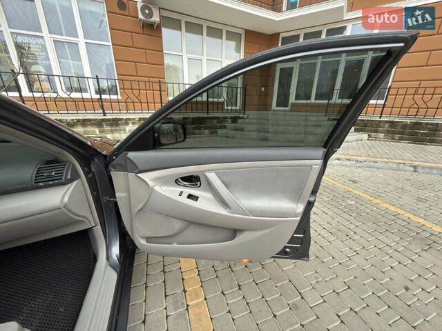 Сірий Тойота Камрі, об'ємом двигуна 2.4 л та пробігом 220 тис. км за 9100 $, фото 57 на Automoto.ua