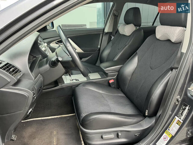 Серый Тойота Камри, объемом двигателя 2.49 л и пробегом 213 тыс. км за 8890 $, фото 10 на Automoto.ua