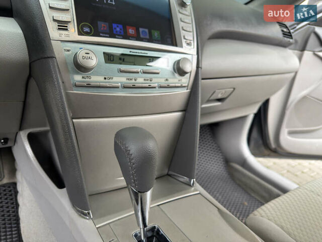 Сірий Тойота Камрі, об'ємом двигуна 2.4 л та пробігом 220 тис. км за 9100 $, фото 67 на Automoto.ua