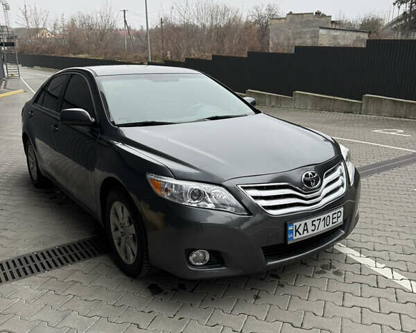 Сірий Тойота Камрі, об'ємом двигуна 2.5 л та пробігом 212 тис. км за 7300 $, фото 1 на Automoto.ua