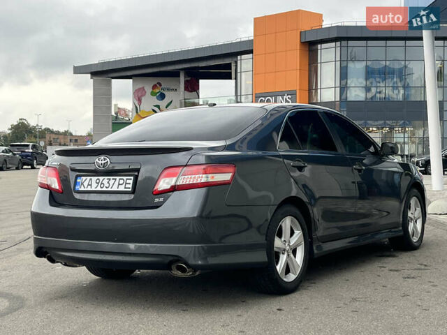 Серый Тойота Камри, объемом двигателя 2.49 л и пробегом 213 тыс. км за 8890 $, фото 5 на Automoto.ua