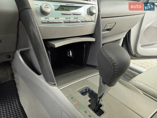Сірий Тойота Камрі, об'ємом двигуна 2.4 л та пробігом 220 тис. км за 9100 $, фото 69 на Automoto.ua