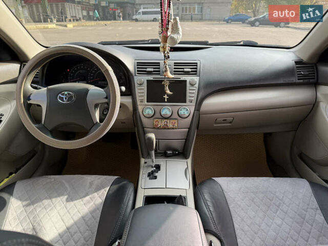 Тойота Камри 2009 в Николаеве на Automoto.ua Серый Тойота Камри, объемом двигателя 2.36 л и пробегом 245 тыс. км за 8200 $, фото 6 на Automoto.ua