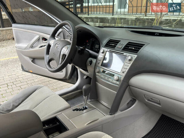 Сірий Тойота Камрі, об'ємом двигуна 2.4 л та пробігом 220 тис. км за 9100 $, фото 60 на Automoto.ua