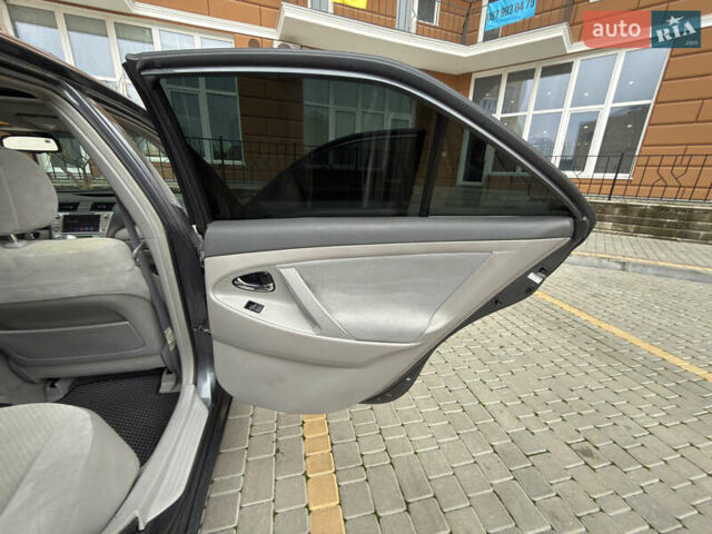 Сірий Тойота Камрі, об'ємом двигуна 2.4 л та пробігом 220 тис. км за 9100 $, фото 49 на Automoto.ua