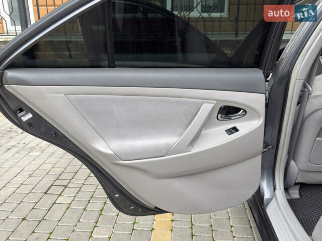 Сірий Тойота Камрі, об'ємом двигуна 2.4 л та пробігом 220 тис. км за 9100 $, фото 45 на Automoto.ua