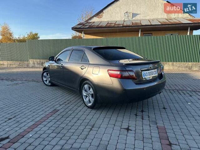 Серый Тойота Камри, объемом двигателя 2.36 л и пробегом 258 тыс. км за 9500 $, фото 6 на Automoto.ua