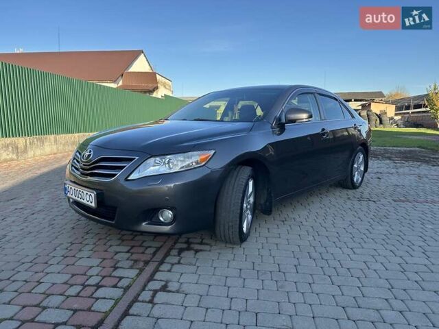 Серый Тойота Камри, объемом двигателя 2.36 л и пробегом 258 тыс. км за 9500 $, фото 1 на Automoto.ua