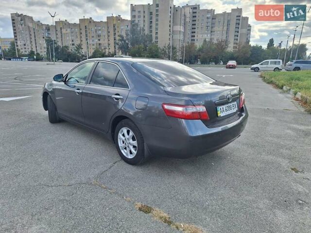 Серый Тойота Камри, объемом двигателя 2.36 л и пробегом 203 тыс. км за 9500 $, фото 2 на Automoto.ua