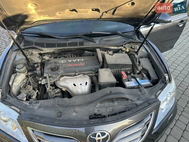 Серый Тойота Камри, объемом двигателя 2.36 л и пробегом 258 тыс. км за 9500 $, фото 19 на Automoto.ua