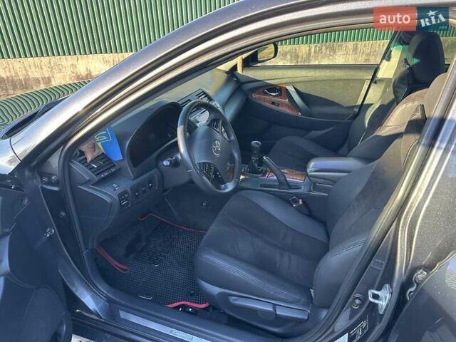 Серый Тойота Камри, объемом двигателя 2.36 л и пробегом 258 тыс. км за 9500 $, фото 8 на Automoto.ua