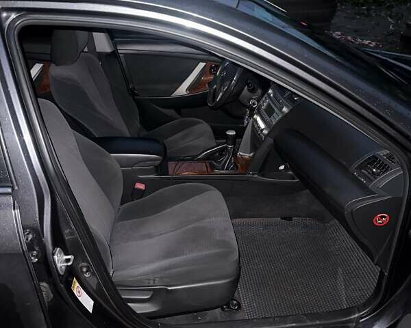 Серый Тойота Камри, объемом двигателя 2.39 л и пробегом 265 тыс. км за 10000 $, фото 8 на Automoto.ua