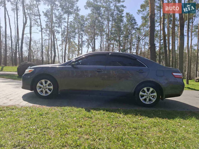 Сірий Тойота Камрі, об'ємом двигуна 2.4 л та пробігом 190 тис. км за 11000 $, фото 3 на Automoto.ua