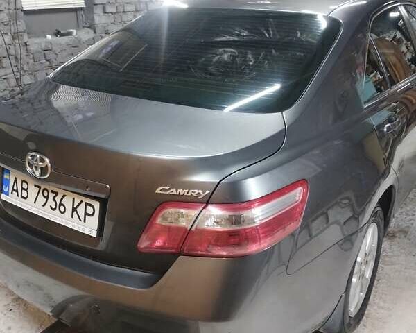 Серый Тойота Камри, объемом двигателя 2.36 л и пробегом 170 тыс. км за 9048 $, фото 2 на Automoto.ua