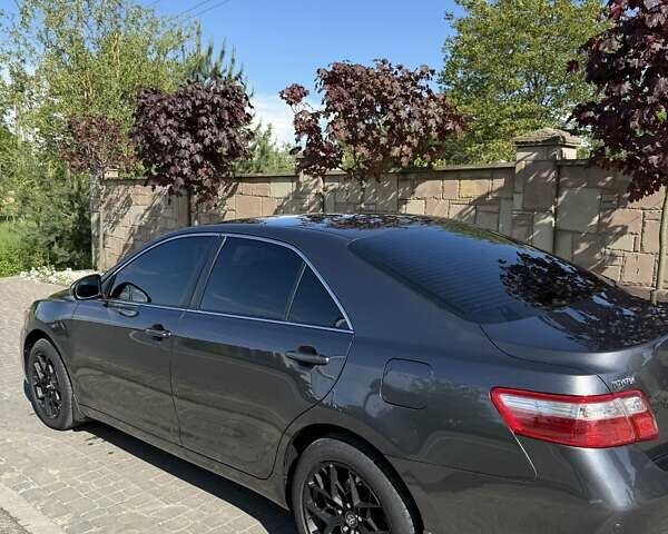 Серый Тойота Камри, объемом двигателя 2.4 л и пробегом 240 тыс. км за 10000 $, фото 2 на Automoto.ua