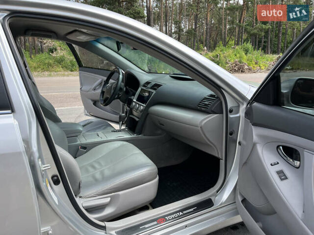 Серый Тойота Камри, объемом двигателя 2.5 л и пробегом 270 тыс. км за 8800 $, фото 31 на Automoto.ua
