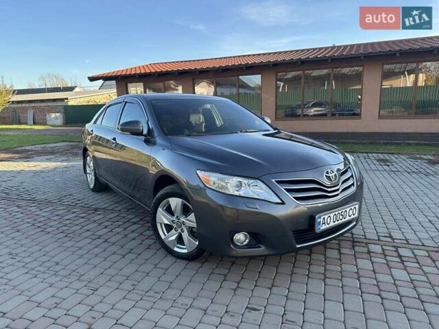 Серый Тойота Камри, объемом двигателя 2.36 л и пробегом 258 тыс. км за 9500 $, фото 2 на Automoto.ua