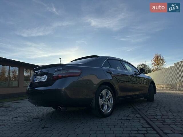 Серый Тойота Камри, объемом двигателя 2.36 л и пробегом 258 тыс. км за 9500 $, фото 4 на Automoto.ua