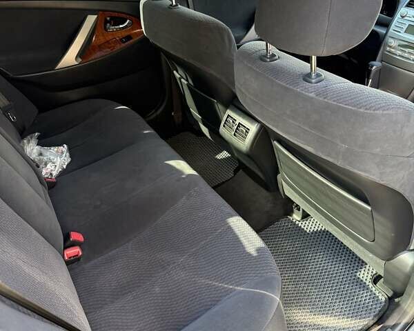 Серый Тойота Камри, объемом двигателя 2.4 л и пробегом 240 тыс. км за 10000 $, фото 5 на Automoto.ua