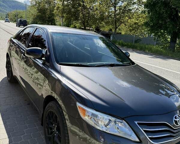 Серый Тойота Камри, объемом двигателя 2.4 л и пробегом 240 тыс. км за 10000 $, фото 1 на Automoto.ua